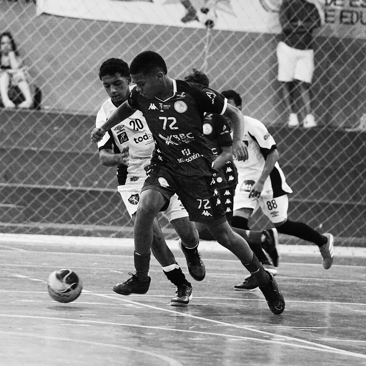Disputa de bola em partida de futsal
