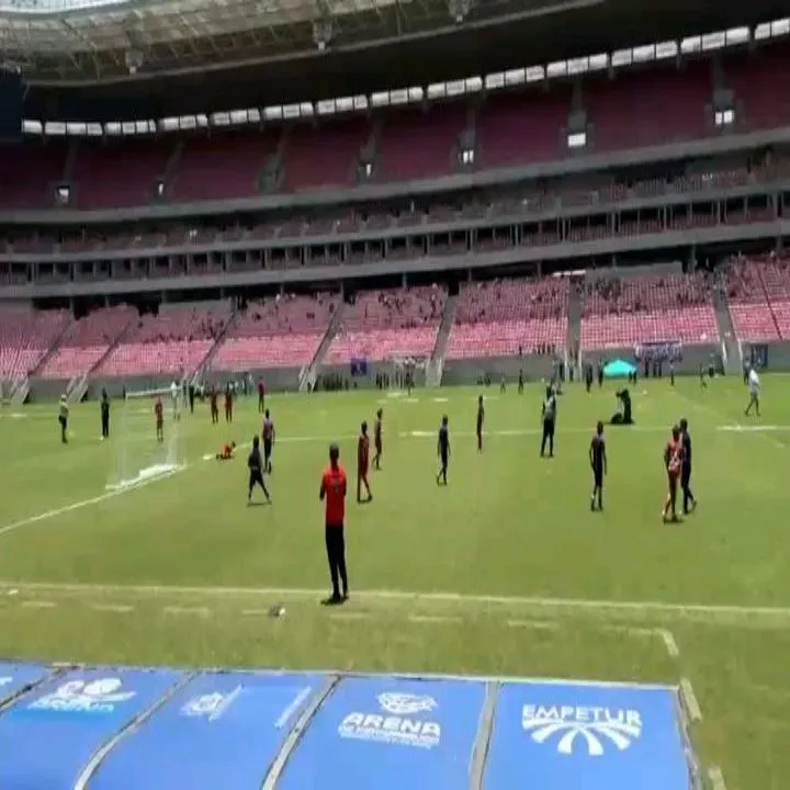 Jogo de futebol de campo no estádio