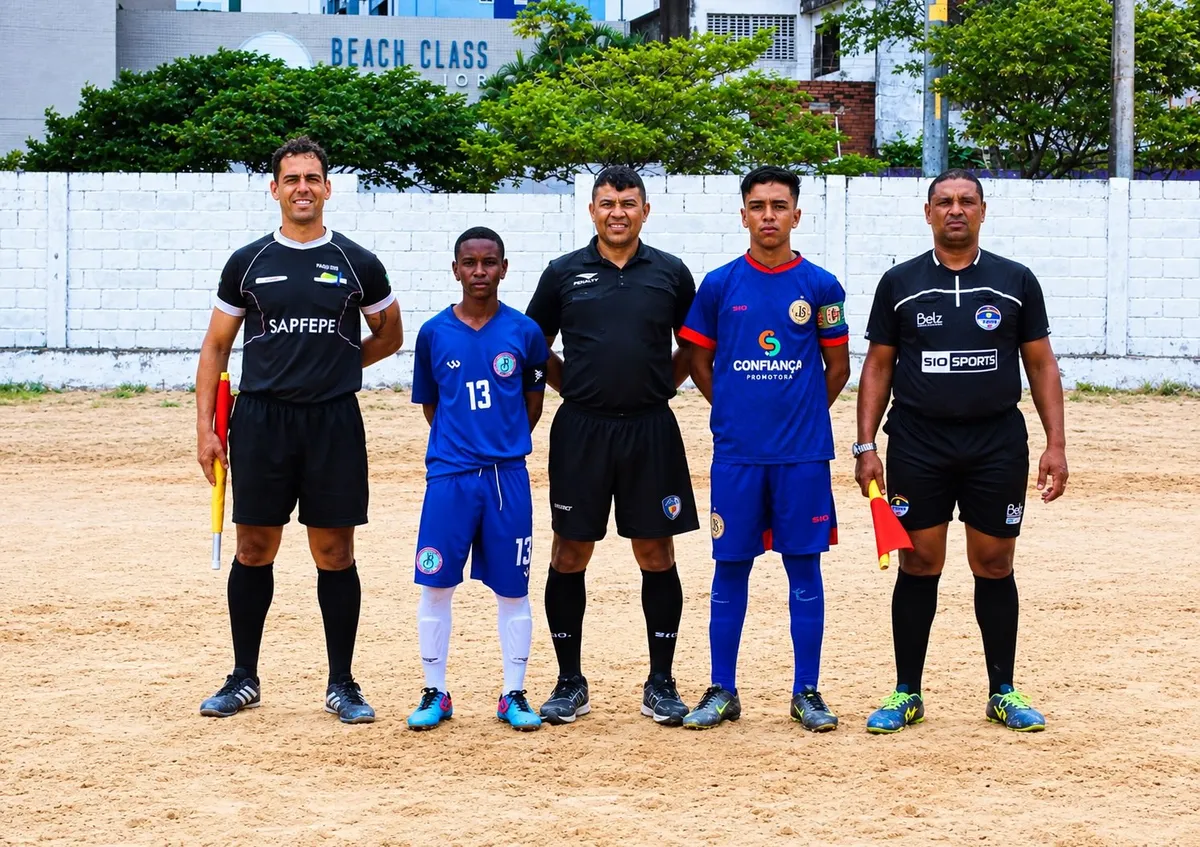 Atletas e arbitragem antes da partida