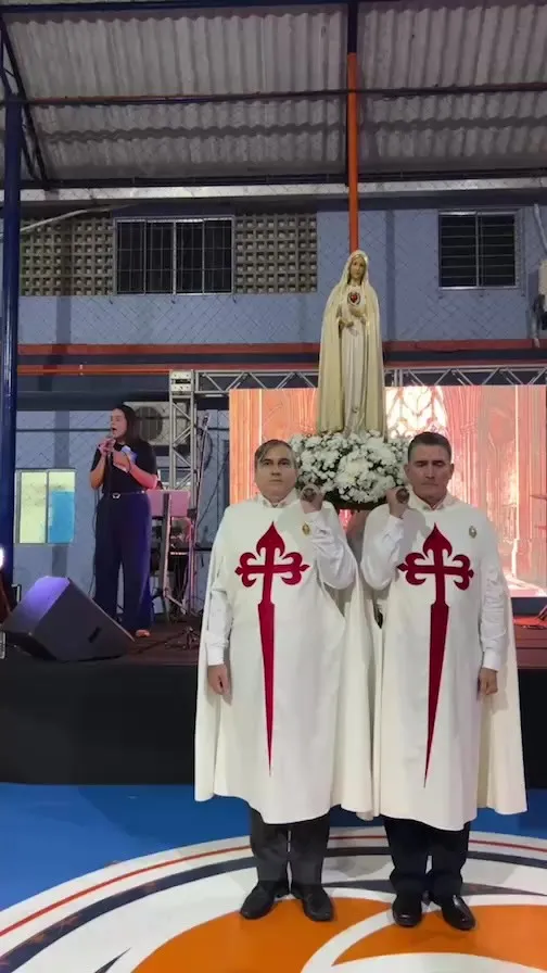 Celebração com a imagem de Nossa Senhora de Fátima